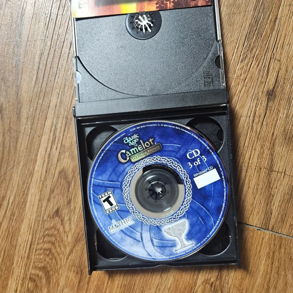 Dark Age of Camelot Platinum Edition PC 2004 3-Disc Set Mythic Entertainment